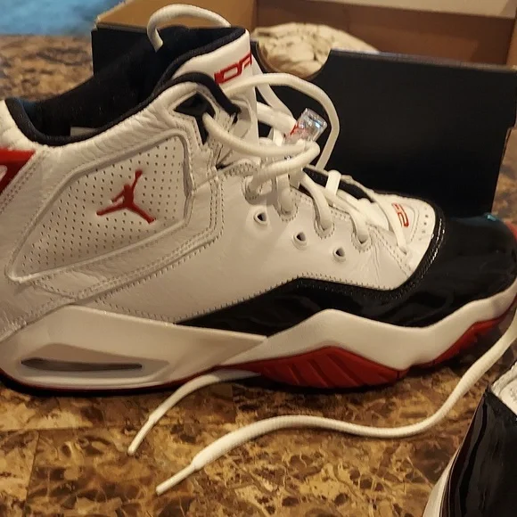 NWOT Air Jordan bloyals - Picture 2 of 5